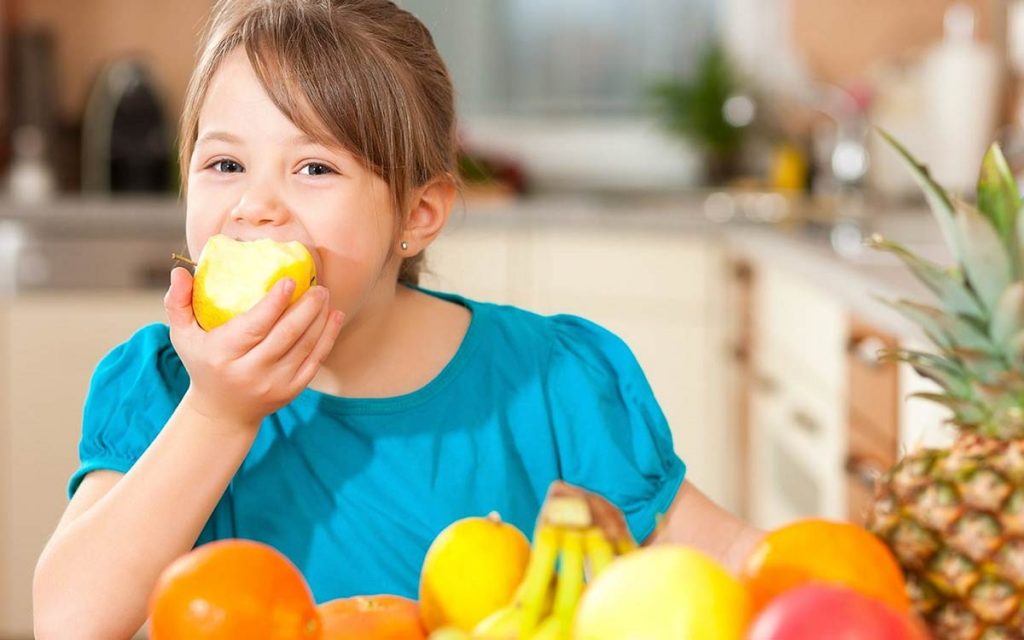 nina comiendo fruta